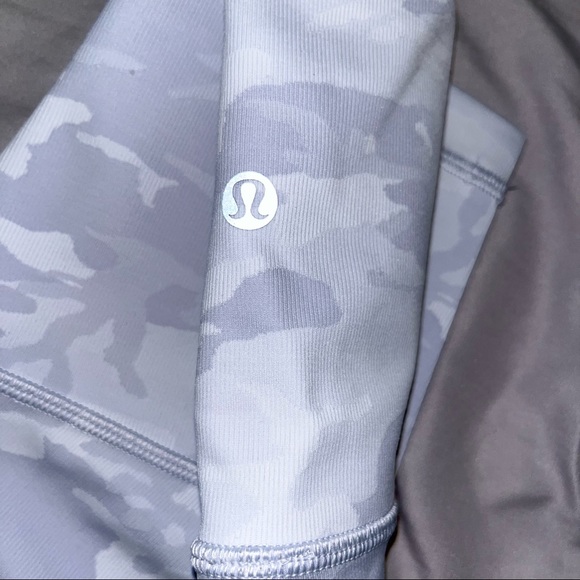 Lululemon Wunder Under Leggings Size 6 LIKE NEW - Picture 3 of 5